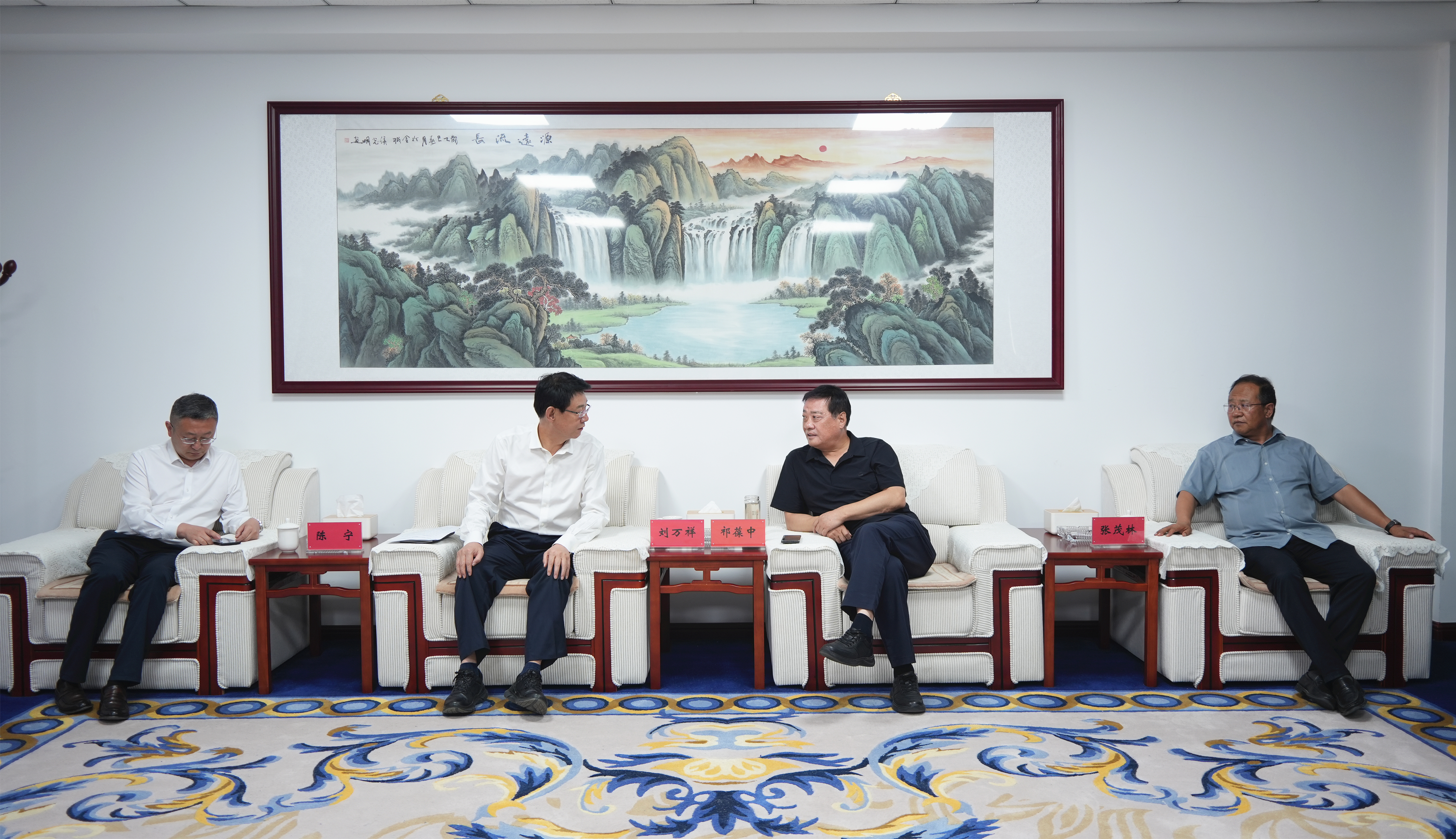 甘肃龙八国际long8党委书记、董事长刘万祥一行赴景泰川电力提灌水资源使用中心座谈交流